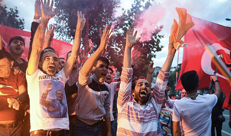 Erdogan, victorieux aux élections anticipées, revendique de nouveaux pouvoirs autocratiques