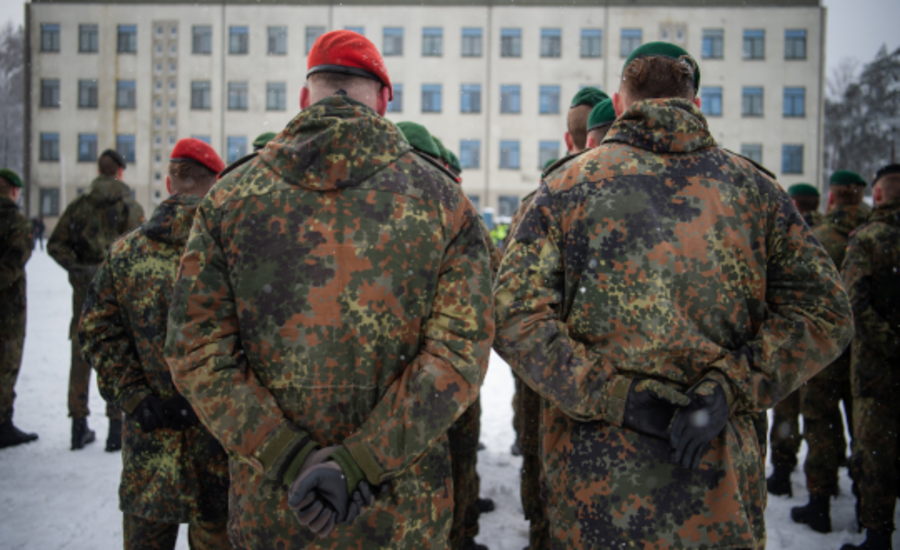 Des soldats allemands fêtent l’anniversaire d’Hitler