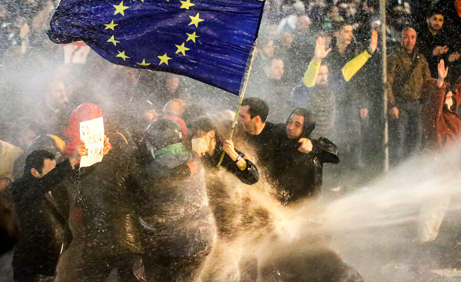 Des manifestations antirusses massives éclatent en Géorgie