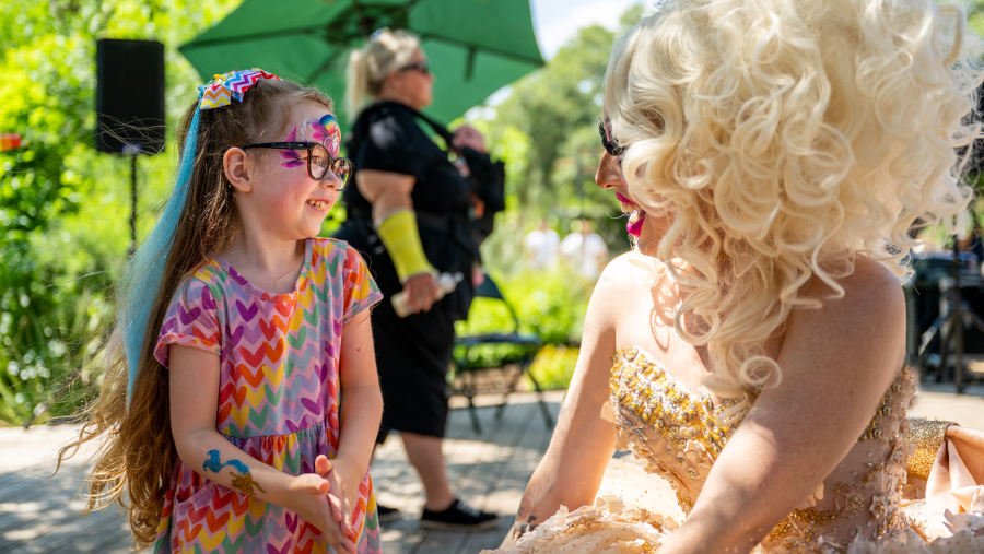 L’heure du conte de drag-queens : subventionnée par des contribuables comme vous