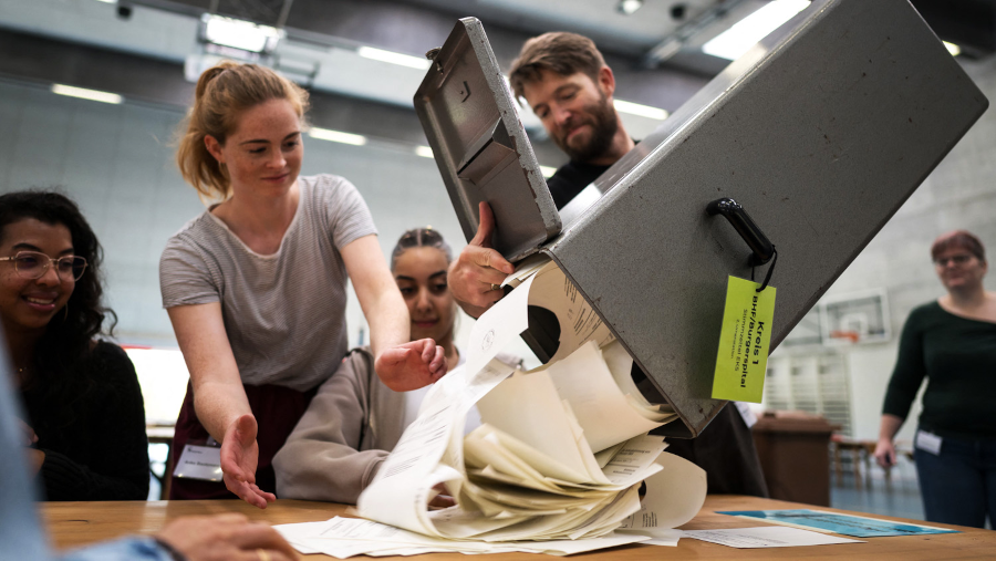 Un parti de droite domine les élections en Suisse